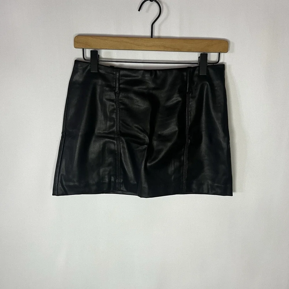 H&M‎ Divided Skirt Women Size 0 Black Faux Leather Mini Zip Side Belt Loops Y2K